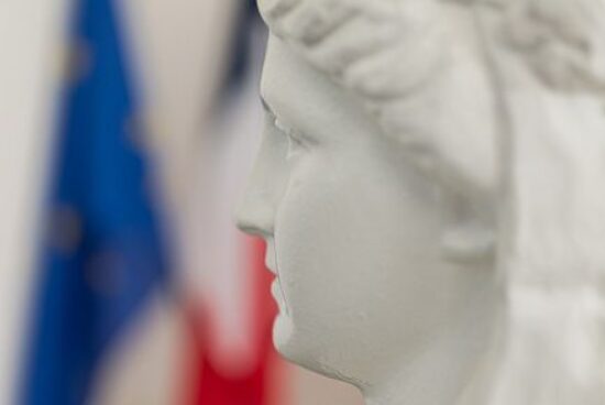 Buste de Marianne devant les drapeaux Français et Européen