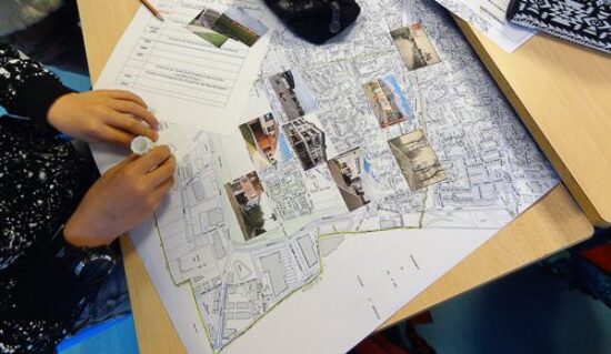 Enfant collant des photos sur une carte de la ville