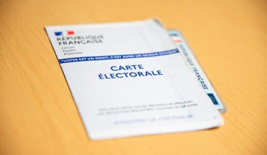 Carte d'électeur française posée sur une table