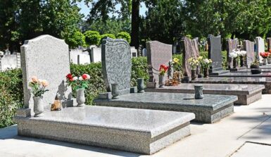 Pierres tombales dans un cimetière