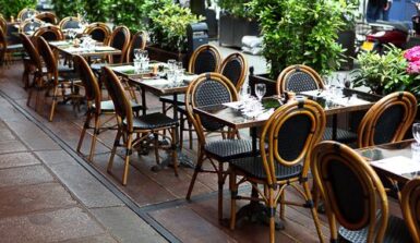 Terrasse d'un café avec des tables et des chaises