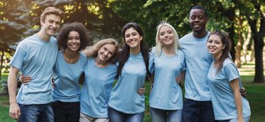 Jeunes volontaires en t-shirt bleu