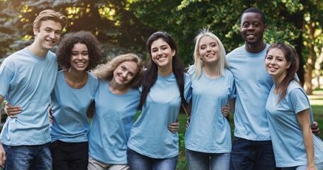 Jeunes volontaires en t-shirt bleu